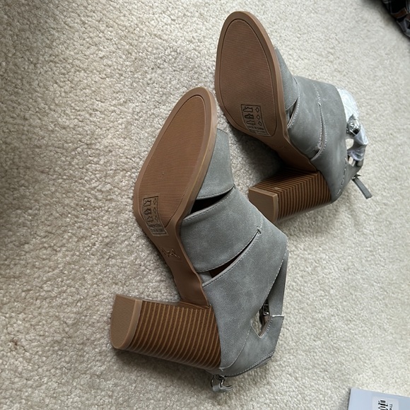 Pink Lily The Kennedy Grey Heels size 6.5 Never Worn - Picture 2 of 3